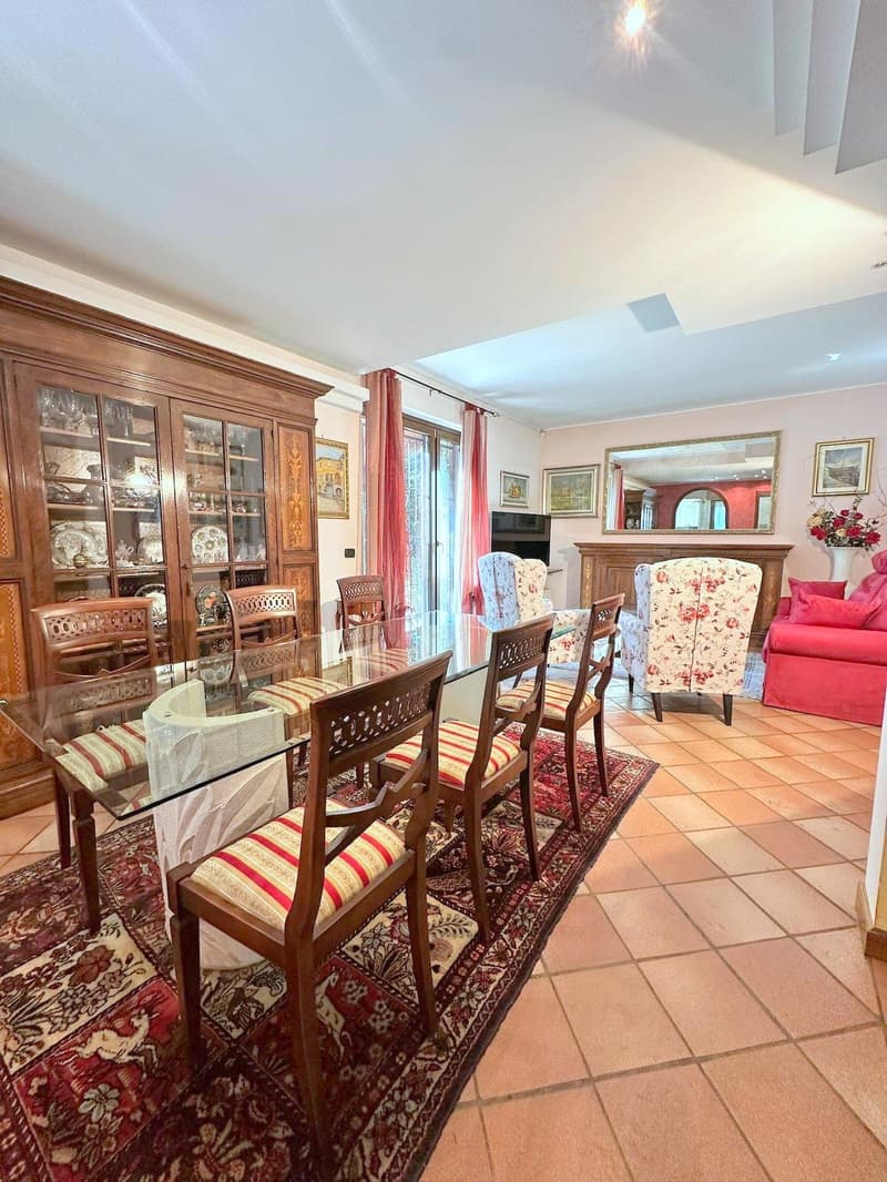 Charming single villa in Vedano Olona (10)