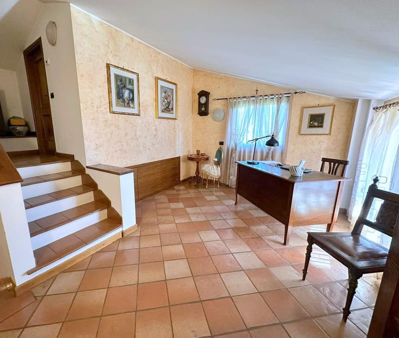 Charming single villa in Vedano Olona (19)