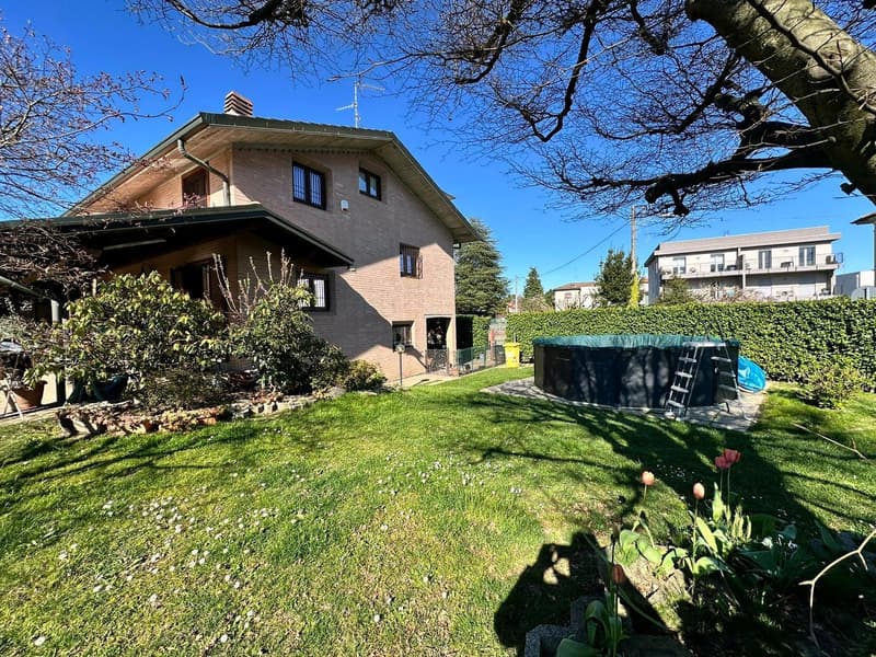 Charming single villa in Vedano Olona (8)