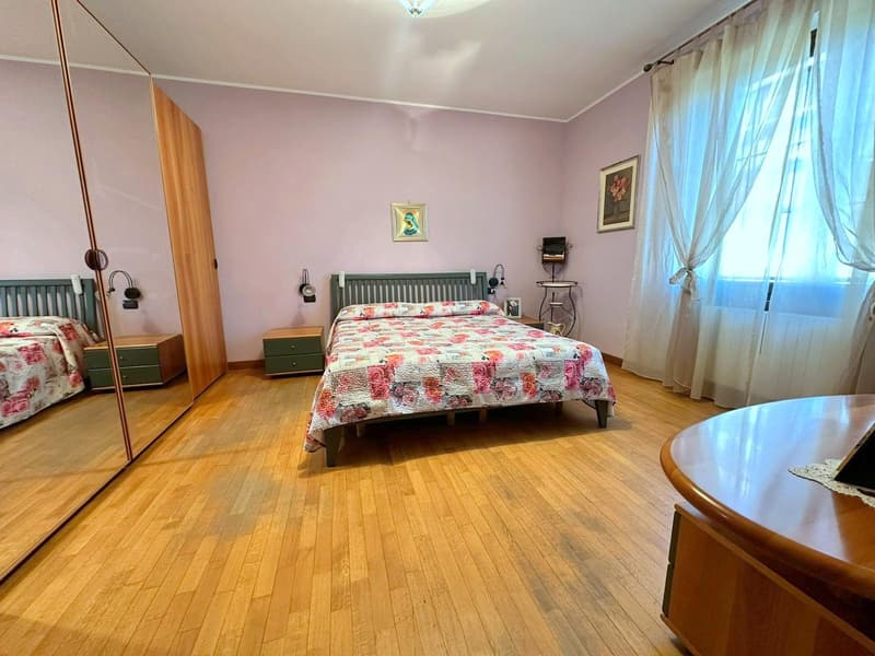 Charming single villa in Vedano Olona (16)