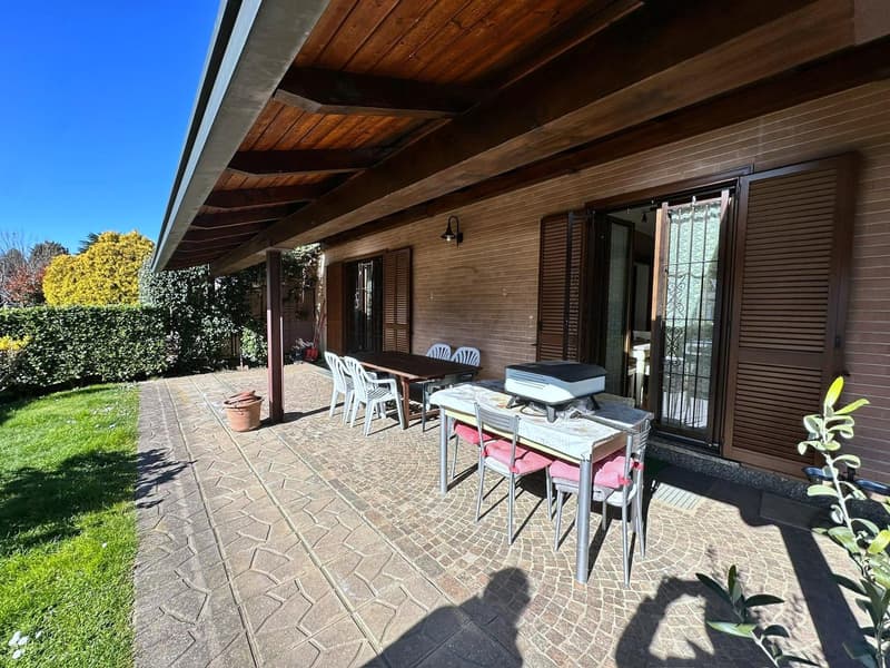 Charming single villa in Vedano Olona (9)