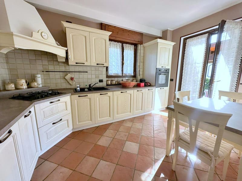 Charming single villa in Vedano Olona (13)