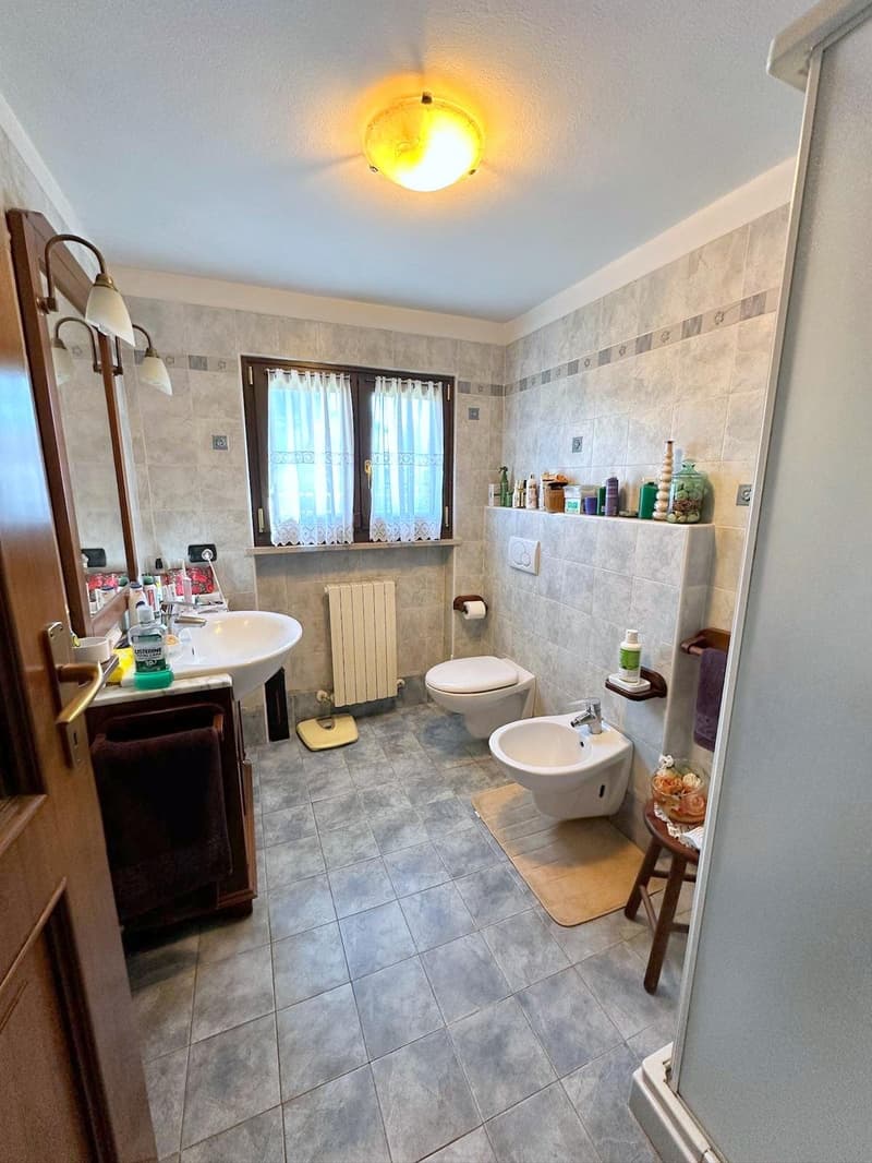 Charming single villa in Vedano Olona (24)