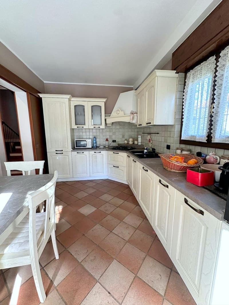 Charming single villa in Vedano Olona (14)