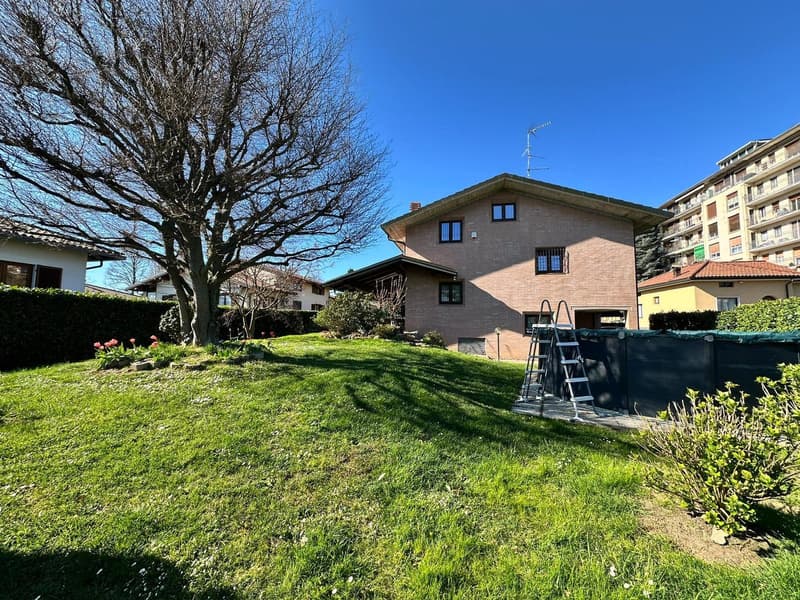 Charming single villa in Vedano Olona (7)