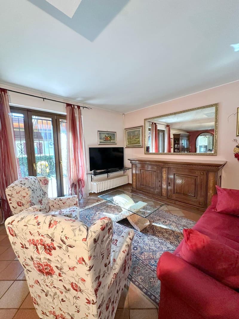 Charming single villa in Vedano Olona (12)