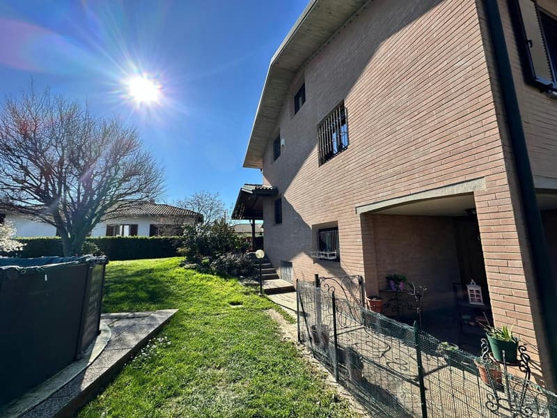 Charming single villa in Vedano Olona (4)