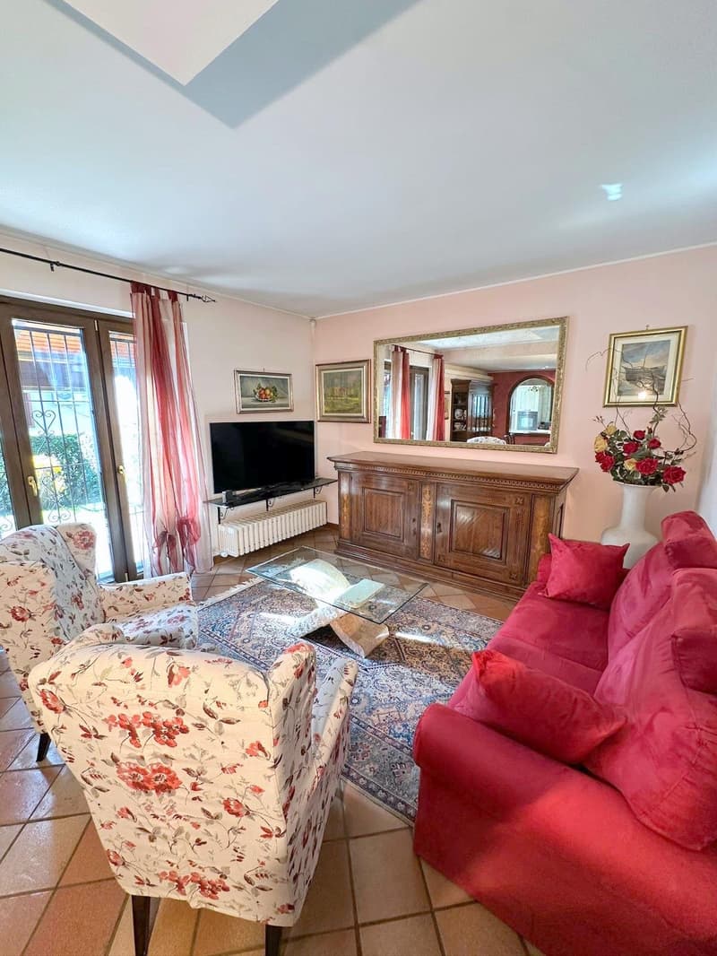 Charming single villa in Vedano Olona (11)
