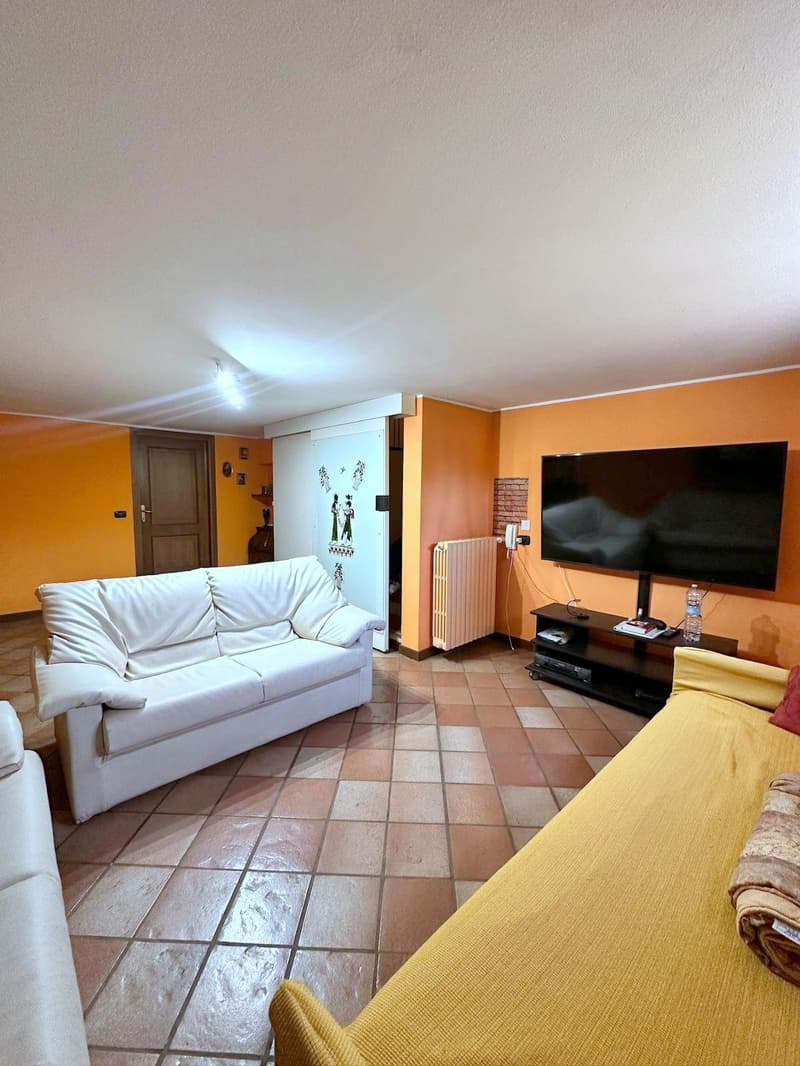 Charming single villa in Vedano Olona (22)