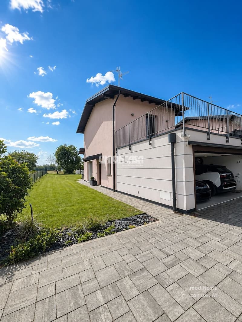 Independent Villa with Garden in Concagno – 4 Rooms, Modern and Quiet (3)