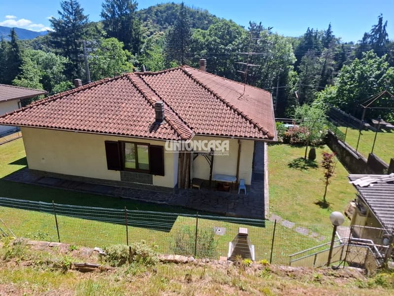 Einfamilienhaus mit Garten und Garage in Bizzarone (1)