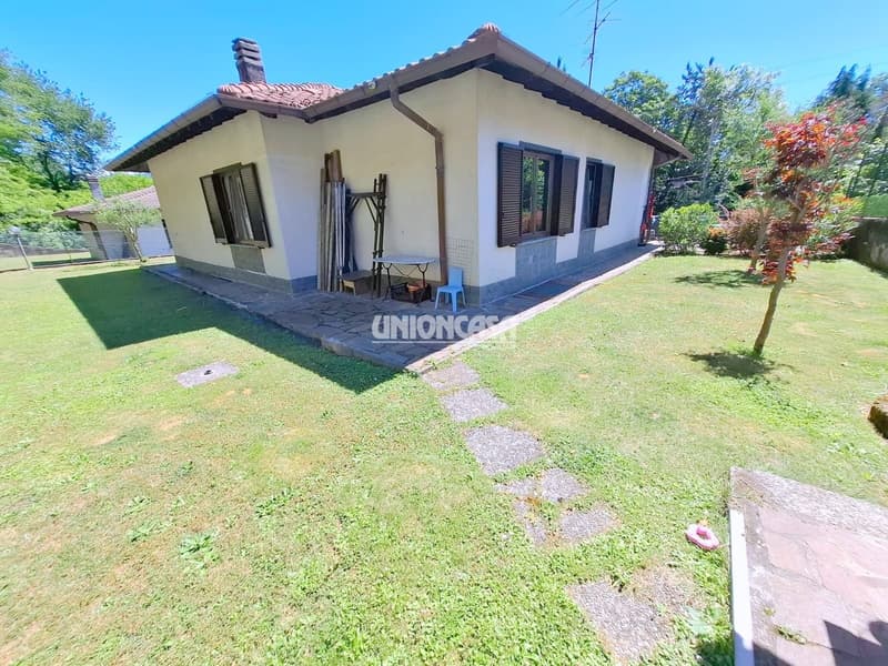 Einfamilienhaus mit Garten und Garage in Bizzarone (2)