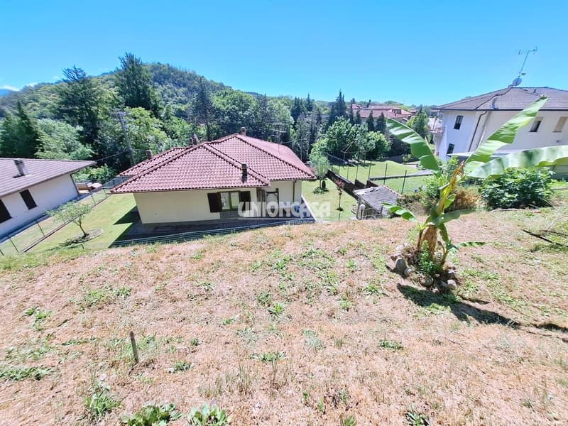 Einfamilienhaus mit Garten und Garage in Bizzarone (3)