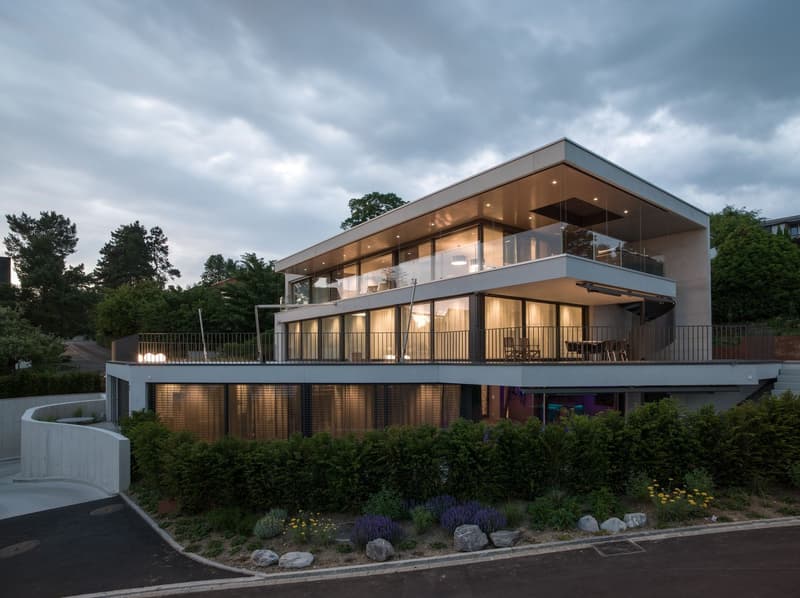 Moderne Architektur, grosszügige Glasfronten und elegante Terrassen schaffen ein exklusives Wohngefühl mit viel Licht und Privatsphäre. Die Villa vereint zeitloses Design, hochwertige Bauweise und ruhige Lage nahe dem Zürichsee.