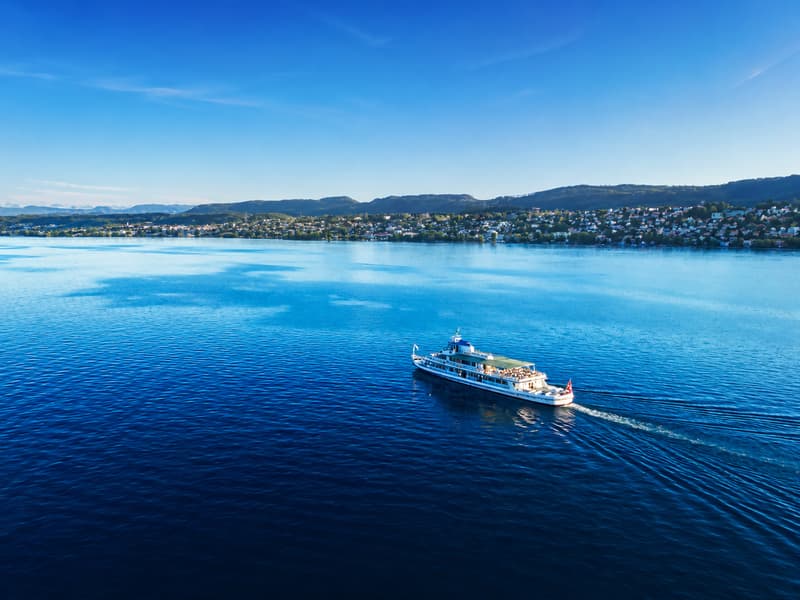 Exklusive Seelage trifft auf zeitlose Eleganz – ein einzigartiger Blick über den Zürichsee mit stilvoller Schifffahrt, kristallklarem Wasser und beeindruckender Ruhe