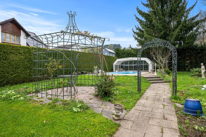 Maison de famille exclusive et extrêmement spacieuse de 8½ pièces avec annexe (3)