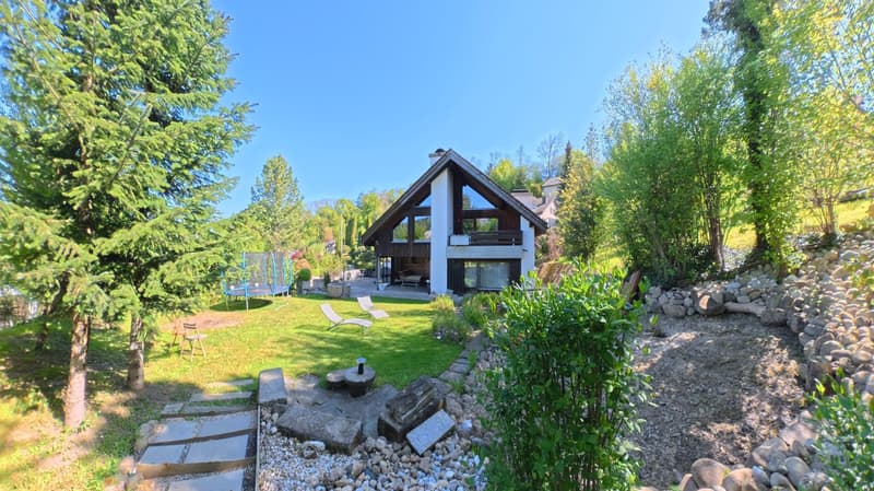 Charmantes Mehrfamilienhaus mit eigener Quelle sucht neuen Besitzer (1)