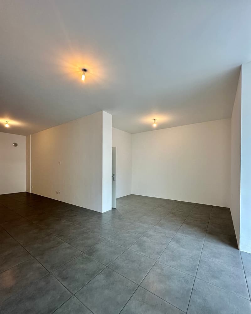 Büro mit viel Tageslicht und Auslagen in einer stark frequentierten Straße (2)