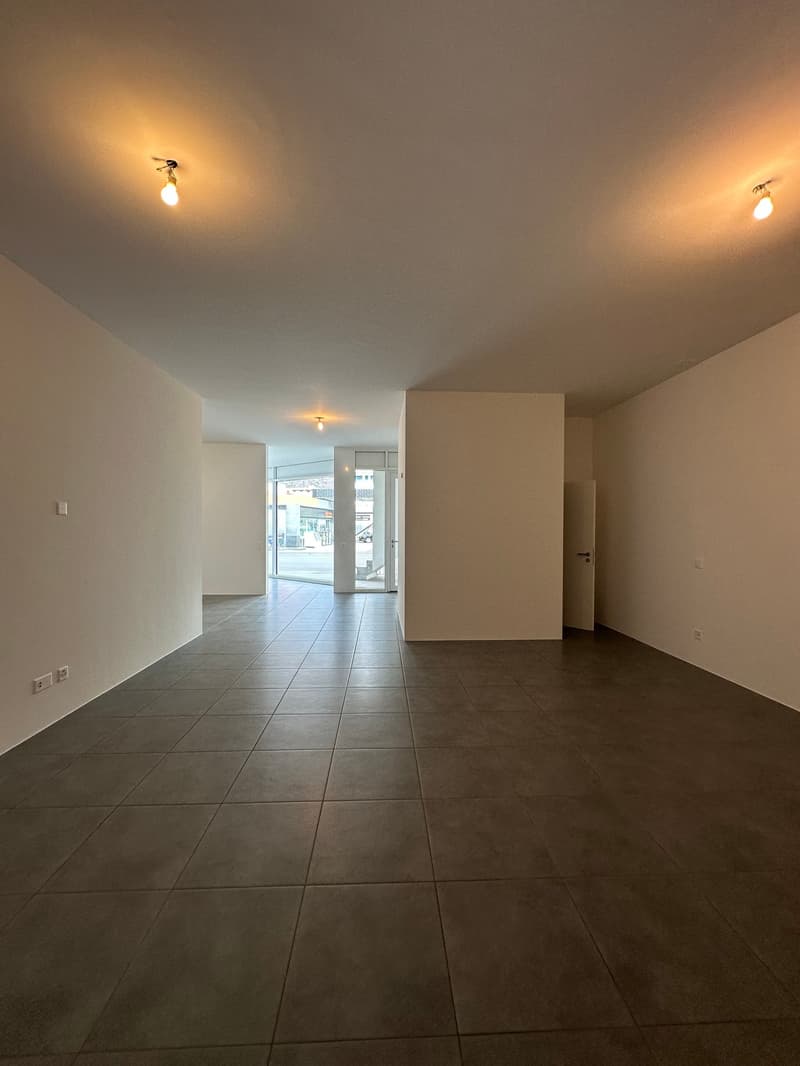 Büro mit viel Tageslicht und Auslagen in einer stark frequentierten Straße (5)