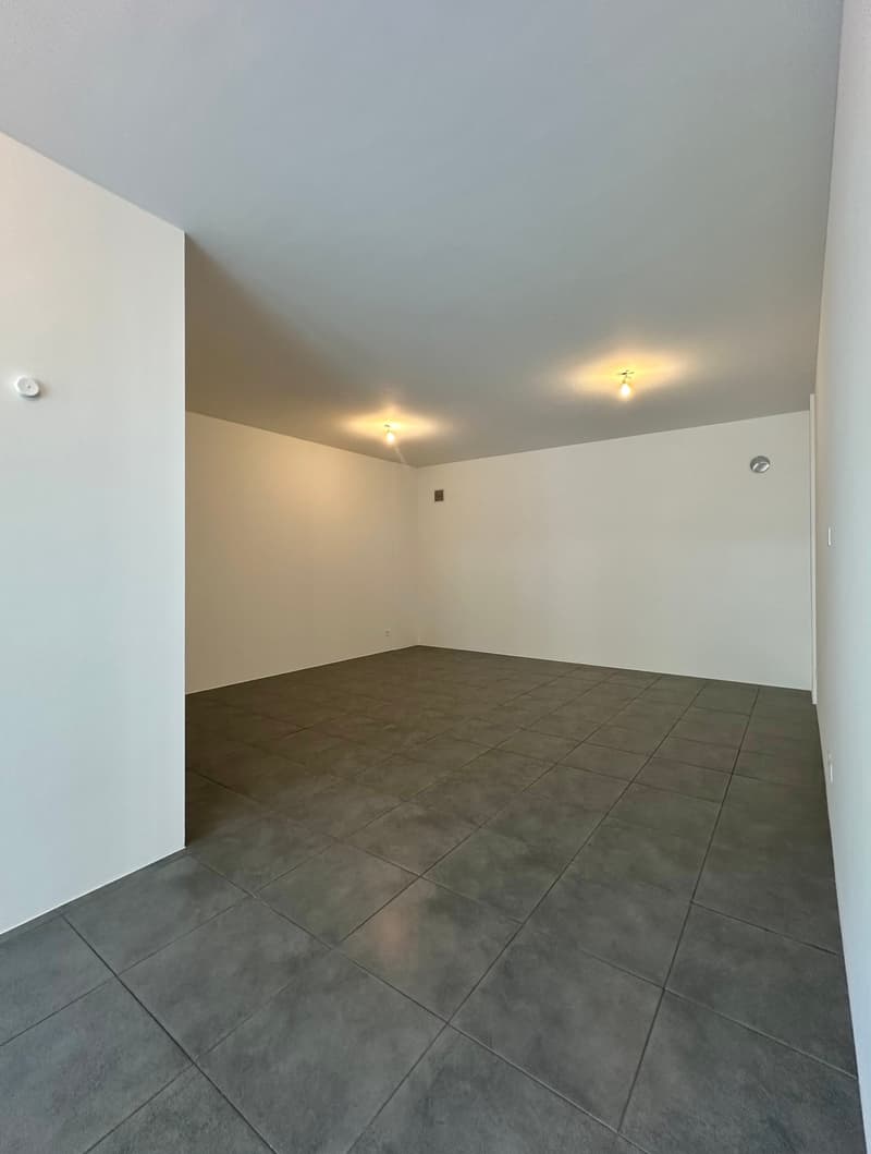 Büro mit viel Tageslicht und Auslagen in einer stark frequentierten Straße (6)