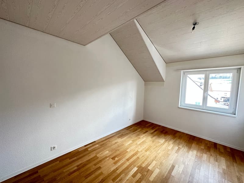 empty room, white walls, wooden floor, window, power outlets
