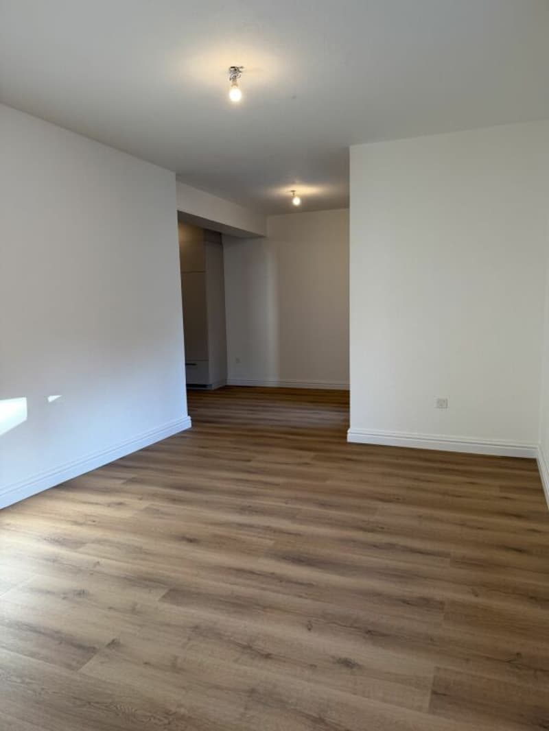 Magnifique 2.5 pces au rez-de-chaussée rénové à neuf au centre de Glovelier (3)