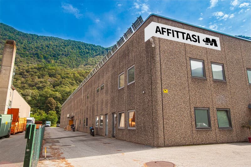 INDUSTRIEGEBIET MIT PARKPLÄTZEN (3)