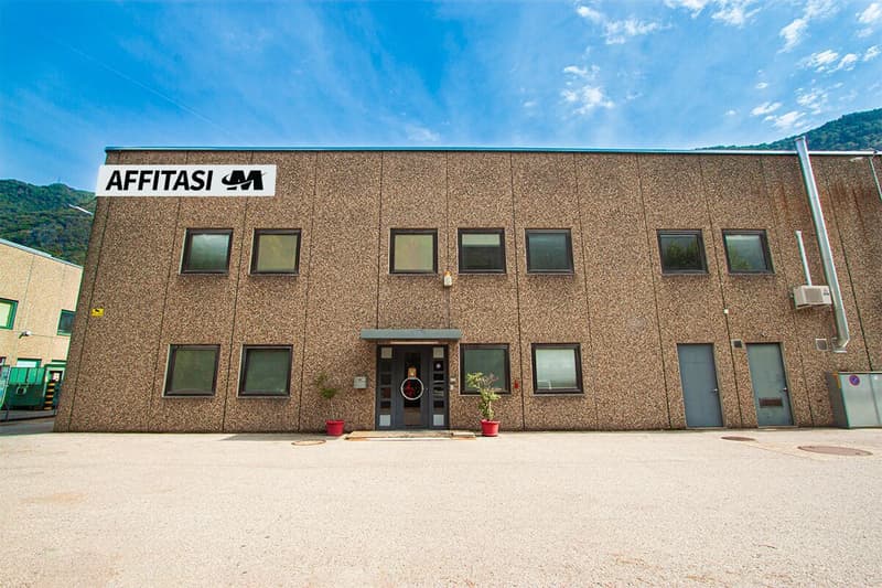 INDUSTRIEGEBIET MIT PARKPLÄTZEN (2)