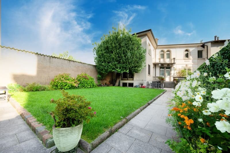 Résidence historique prestigieuse avec jardin au cœur du centre-ville de Mendrisio. (2)