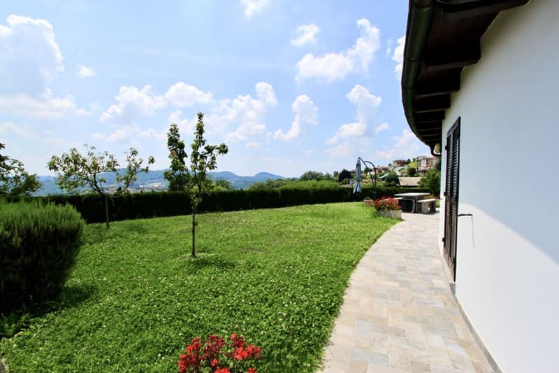 Schöne Villa mit Garten und freiem Blick auf die Weinberge (4)