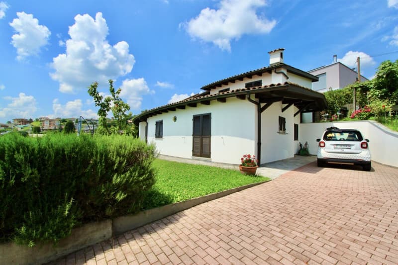 Schöne Villa mit Garten und freiem Blick auf die Weinberge (5)