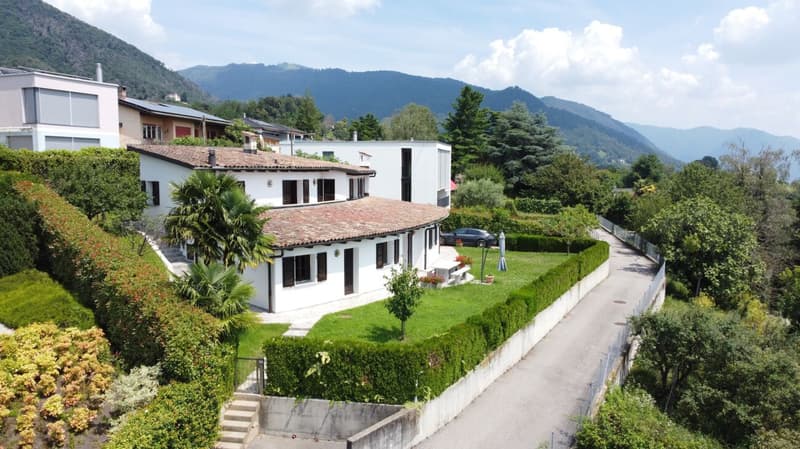 Schöne Villa mit Garten und freiem Blick auf die Weinberge (3)