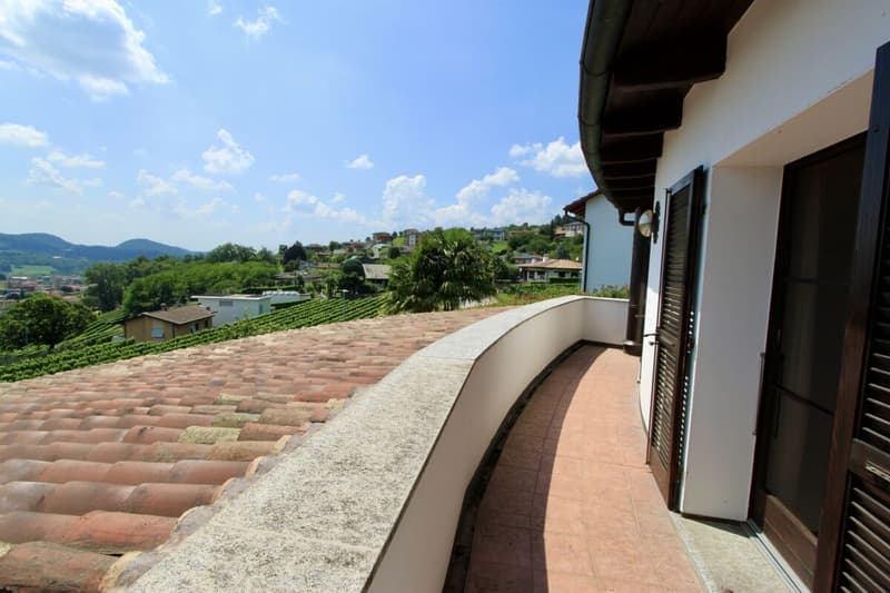 Schöne Villa mit Garten und freiem Blick auf die Weinberge (18)