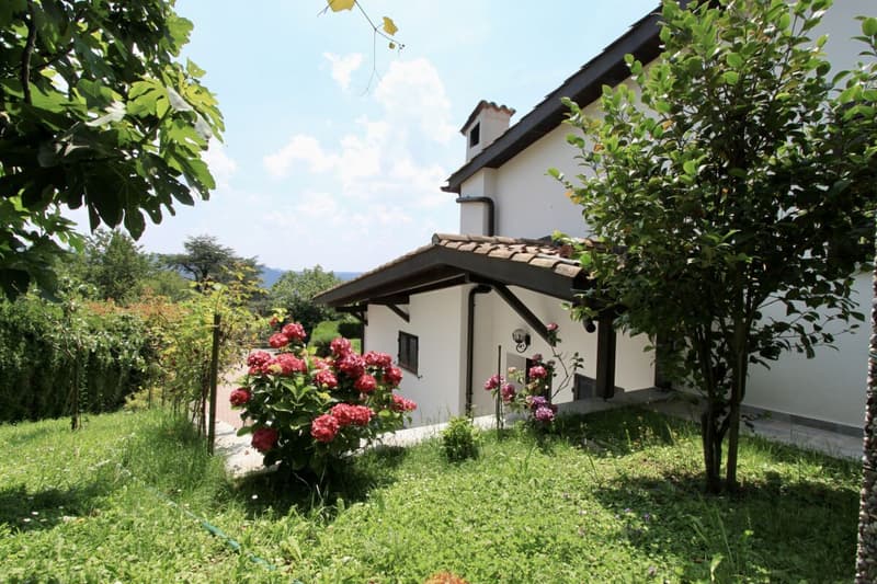 Schöne Villa mit Garten und freiem Blick auf die Weinberge (9)