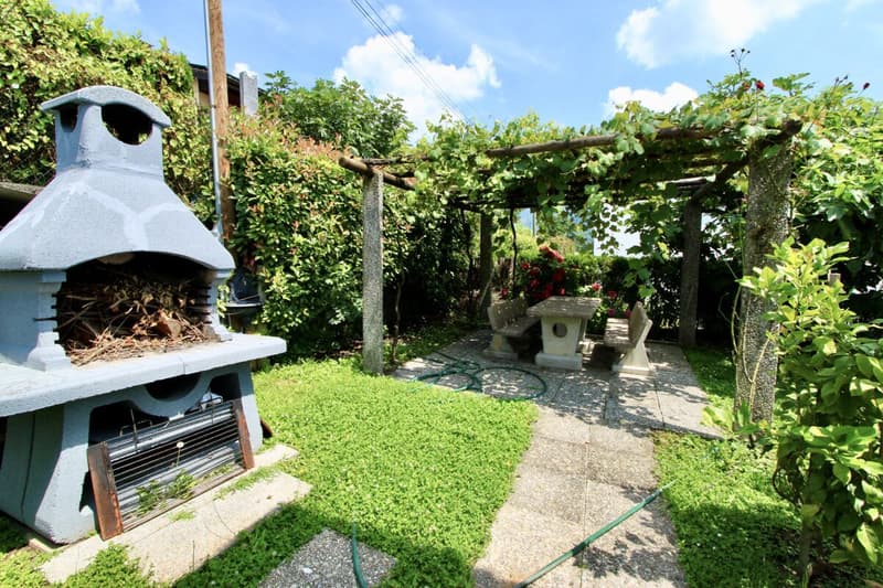 Schöne Villa mit Garten und freiem Blick auf die Weinberge (12)