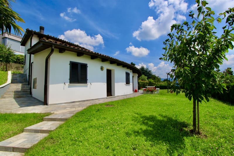 Schöne Villa mit Garten und freiem Blick auf die Weinberge (7)