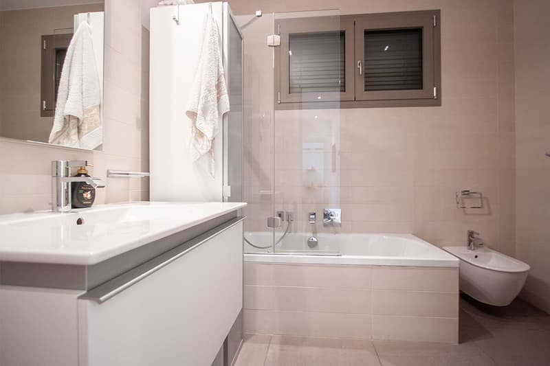 Moderno appartamento con vista lago in zona tranquilla (10)