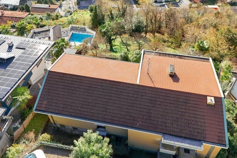 Multi-family home with stunning lake views and a large lot (5)