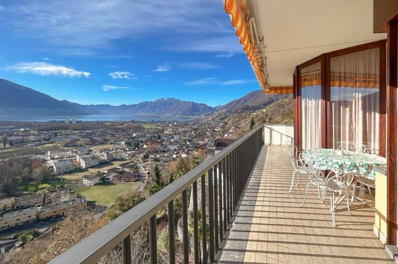 Multi-family home with stunning lake views and a large lot (12)