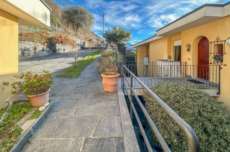 Multi-family home with stunning lake views and a large lot (10)