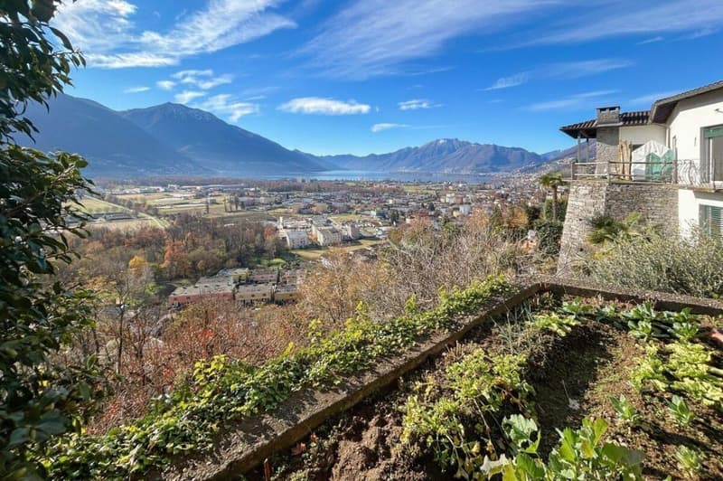 Multi-family home with stunning lake views and a large lot (11)