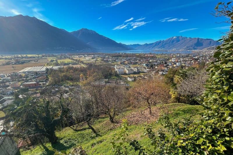 Multi-family home with stunning lake views and a large lot (6)