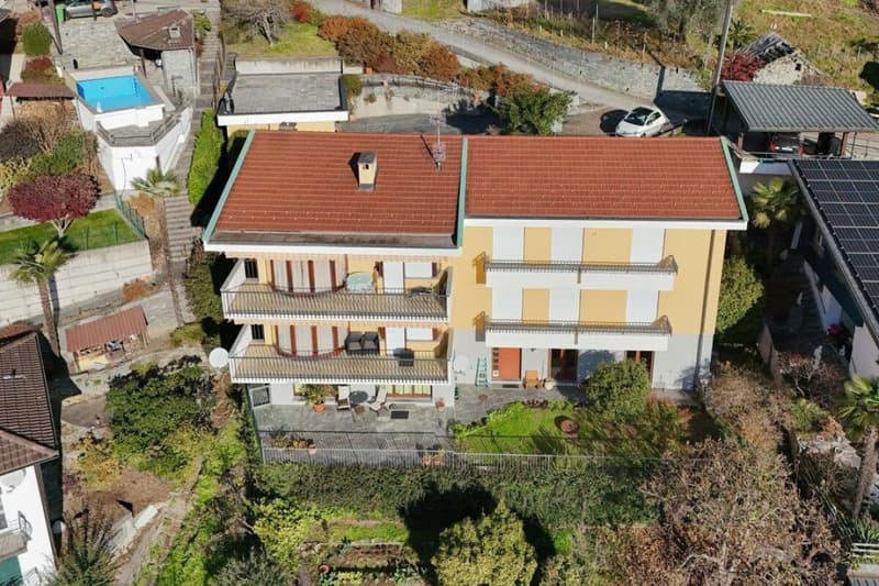 Multi-family home with stunning lake views and a large lot (2)