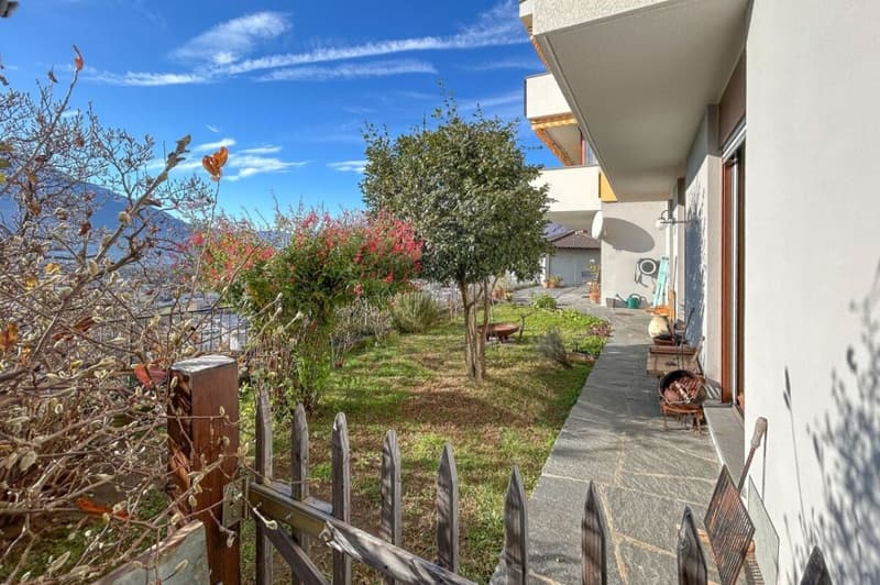 Multi-family home with stunning lake views and a large lot (9)