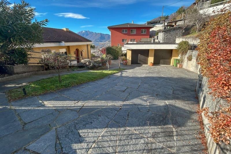 Multi-family home with stunning lake views and a large lot (8)