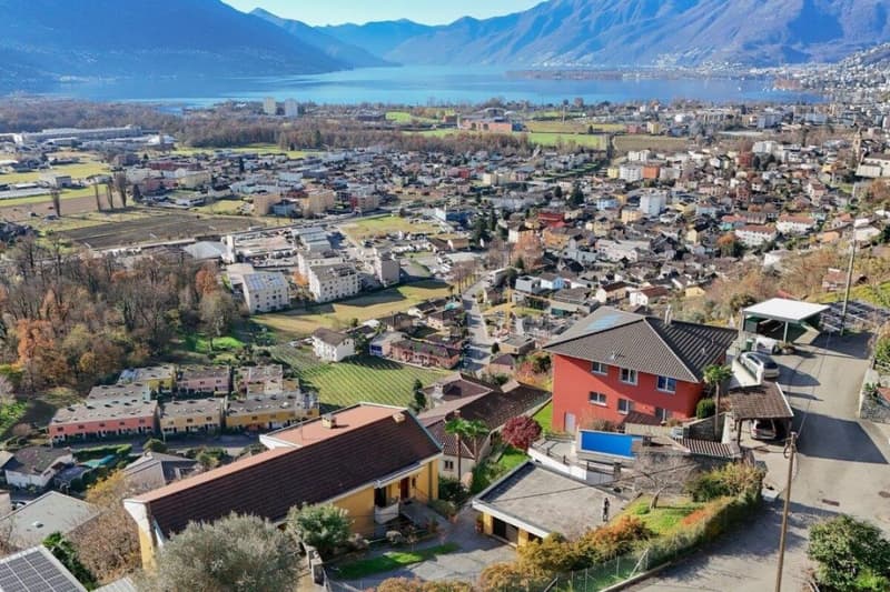 Multi-family home with stunning lake views and a large lot (4)
