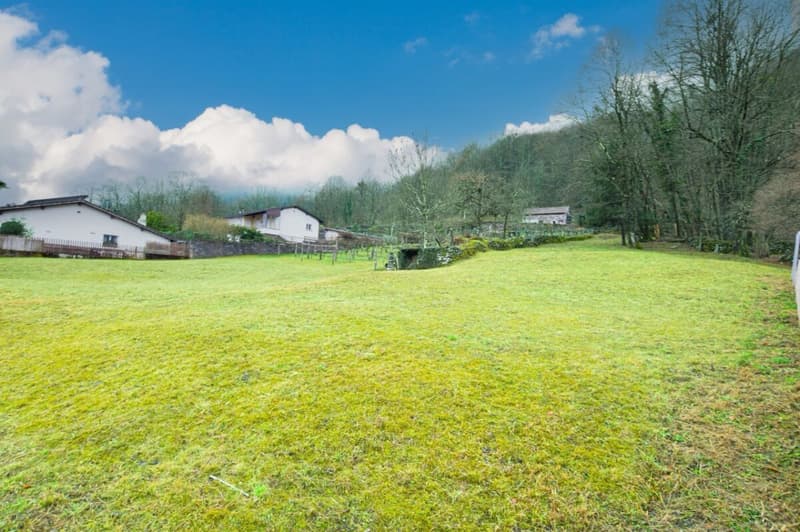 Terrain à bâtir dans un bel emplacement (2)