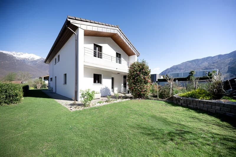 Exclusive villa with large garden (2)
