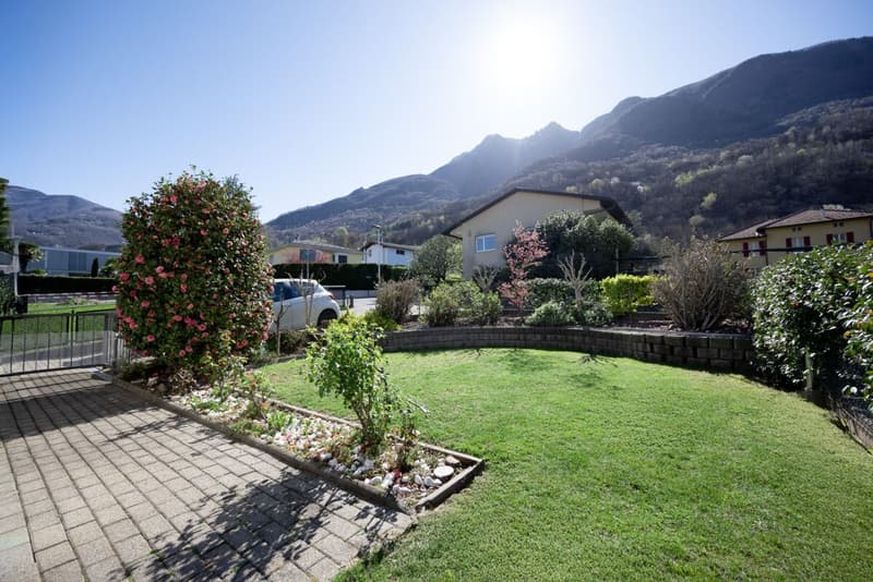 Exclusive villa with large garden (4)