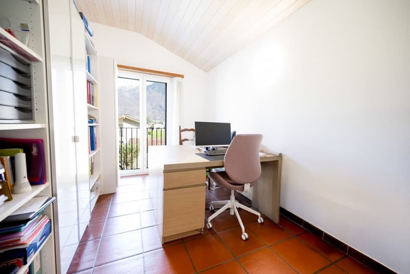 Exclusive villa with large garden (13)